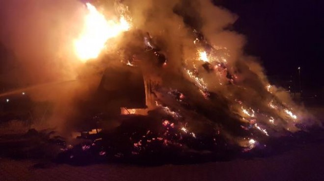 Manisa'da saman yüklü 2 kamyon yandı